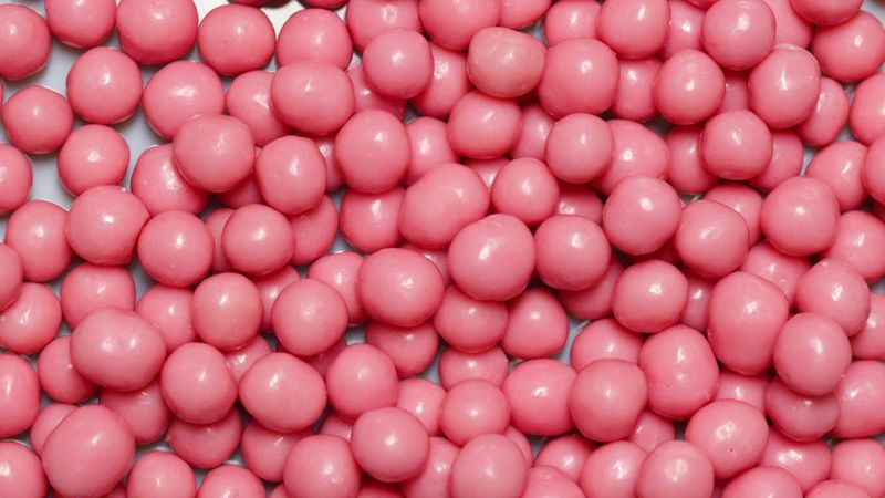 Tett i tett med runde rosa tyggegummikuler sett ovenfra